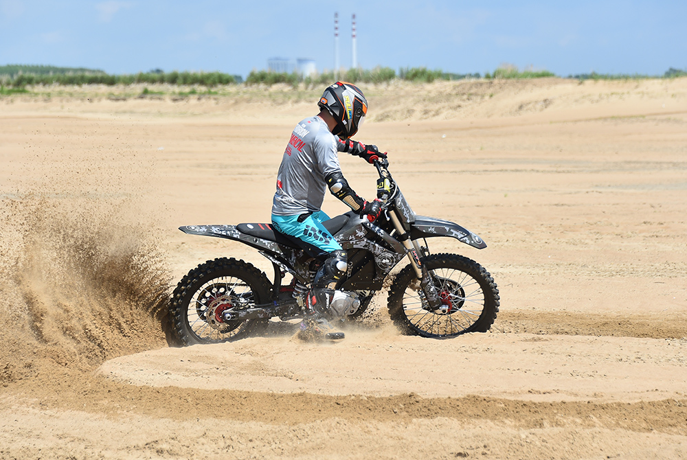 山地越野摩托車